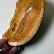 Handcrafted solid olive wood bowl 20 cm – Organic freeform shape