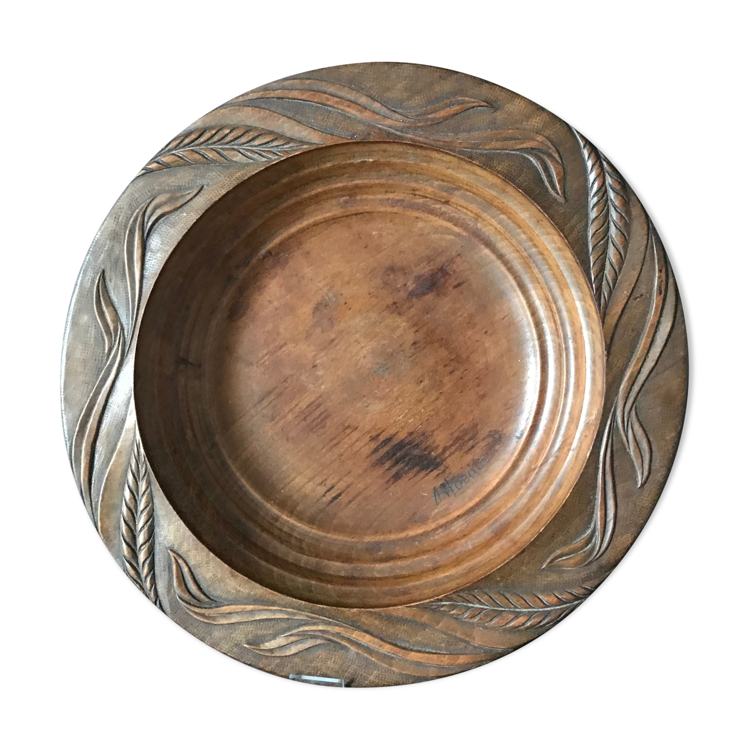 Plat creux en bois sculpte