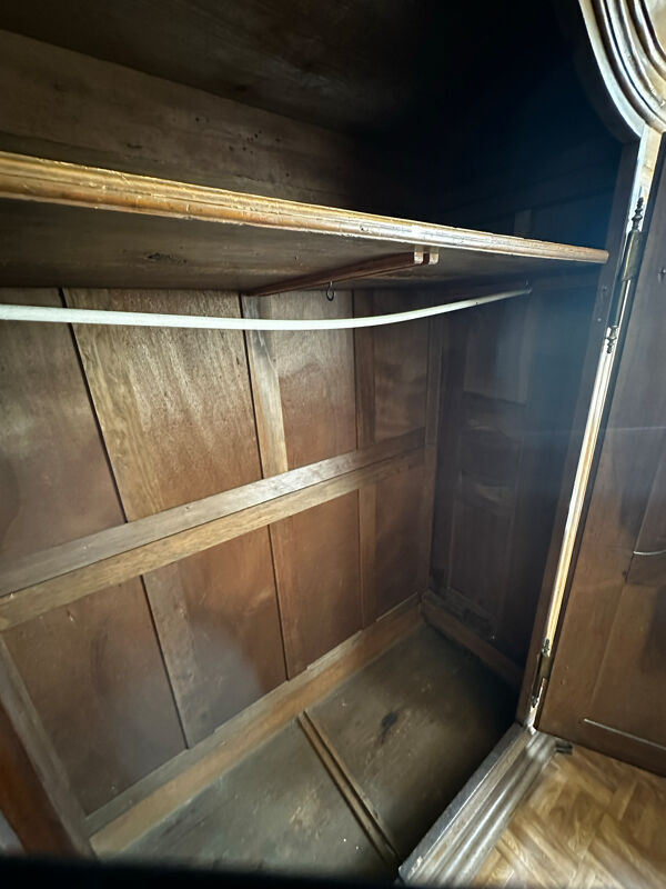 Grande armoire alsacienne Louis XV en noyer massif – XVIIIe siècle