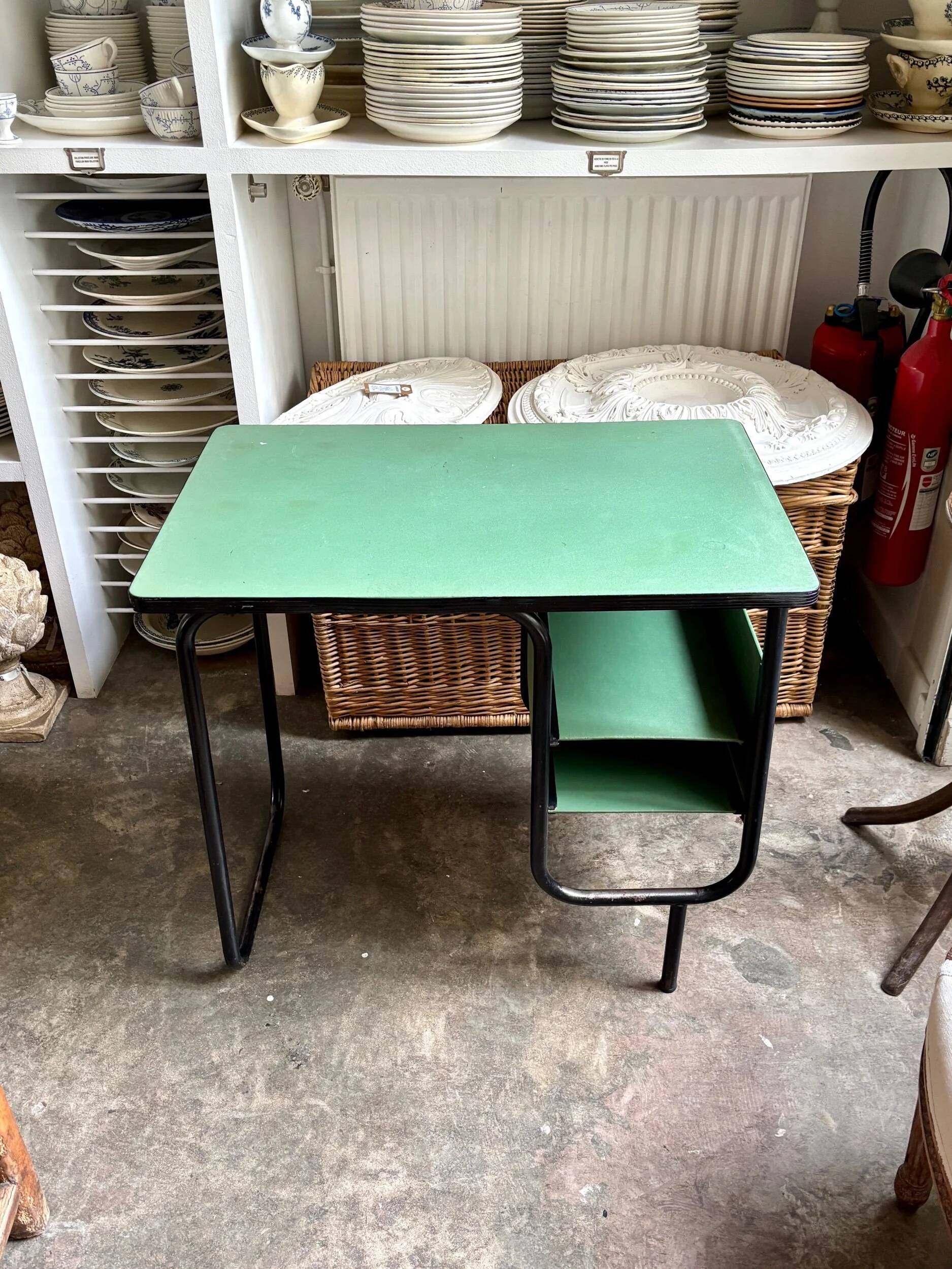 Bureau en métal noir et vinyle vert