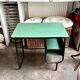 Bureau en métal noir et vinyle vert