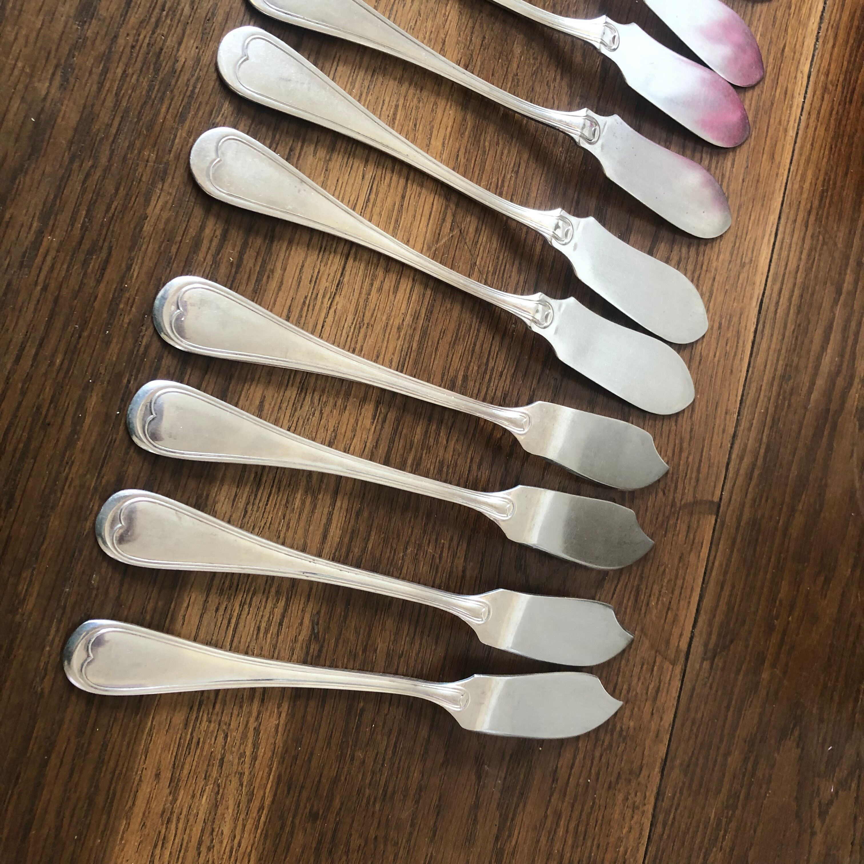 10 mismatched fish knives, silver metal