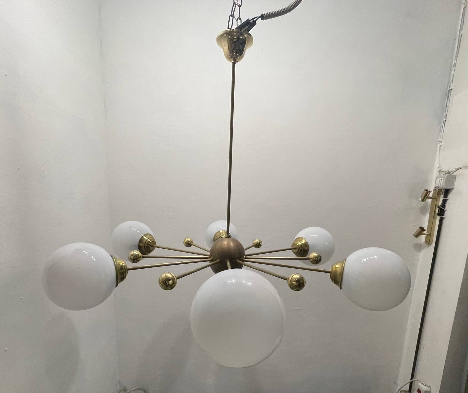 Lustre en laiton et verre opalin spoutnik