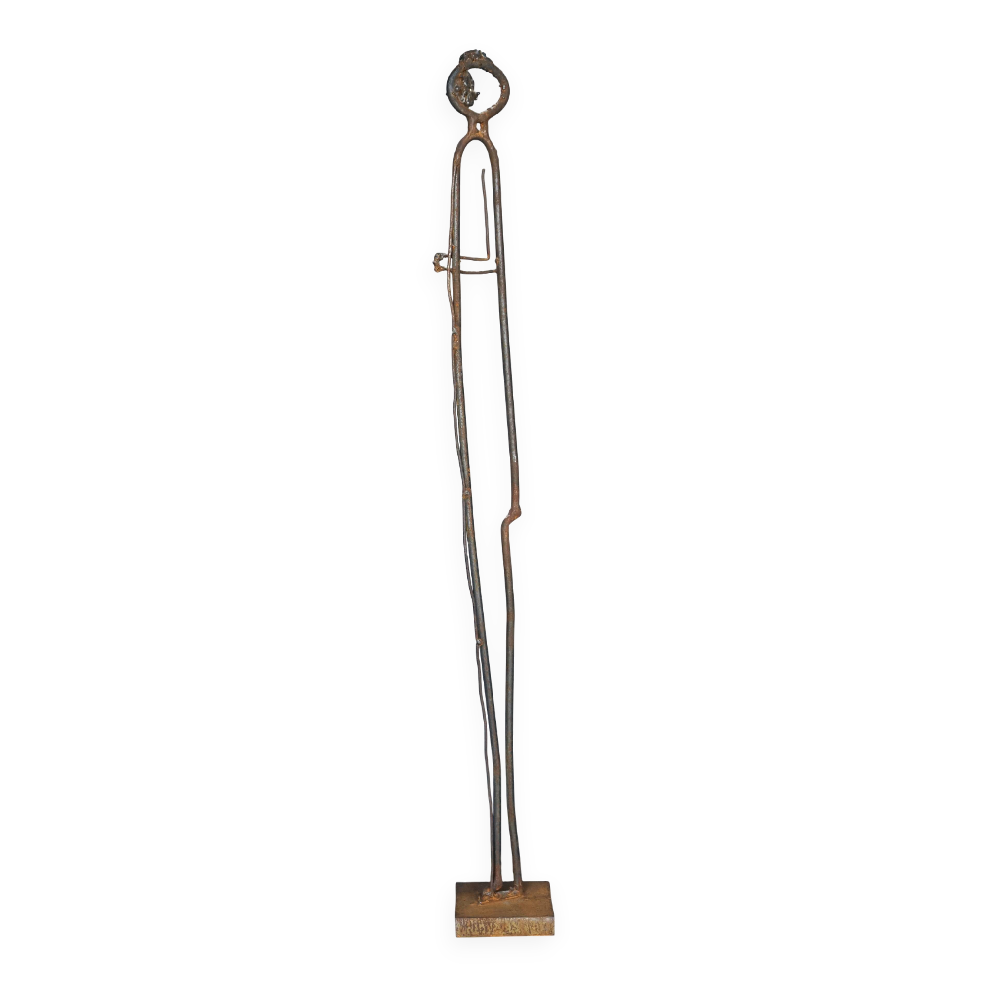 Sculpture en métal représentant un personnage debout. XXe siècle