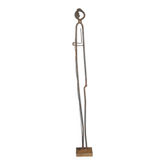 Sculpture en métal représentant un personnage debout. XXe siècle