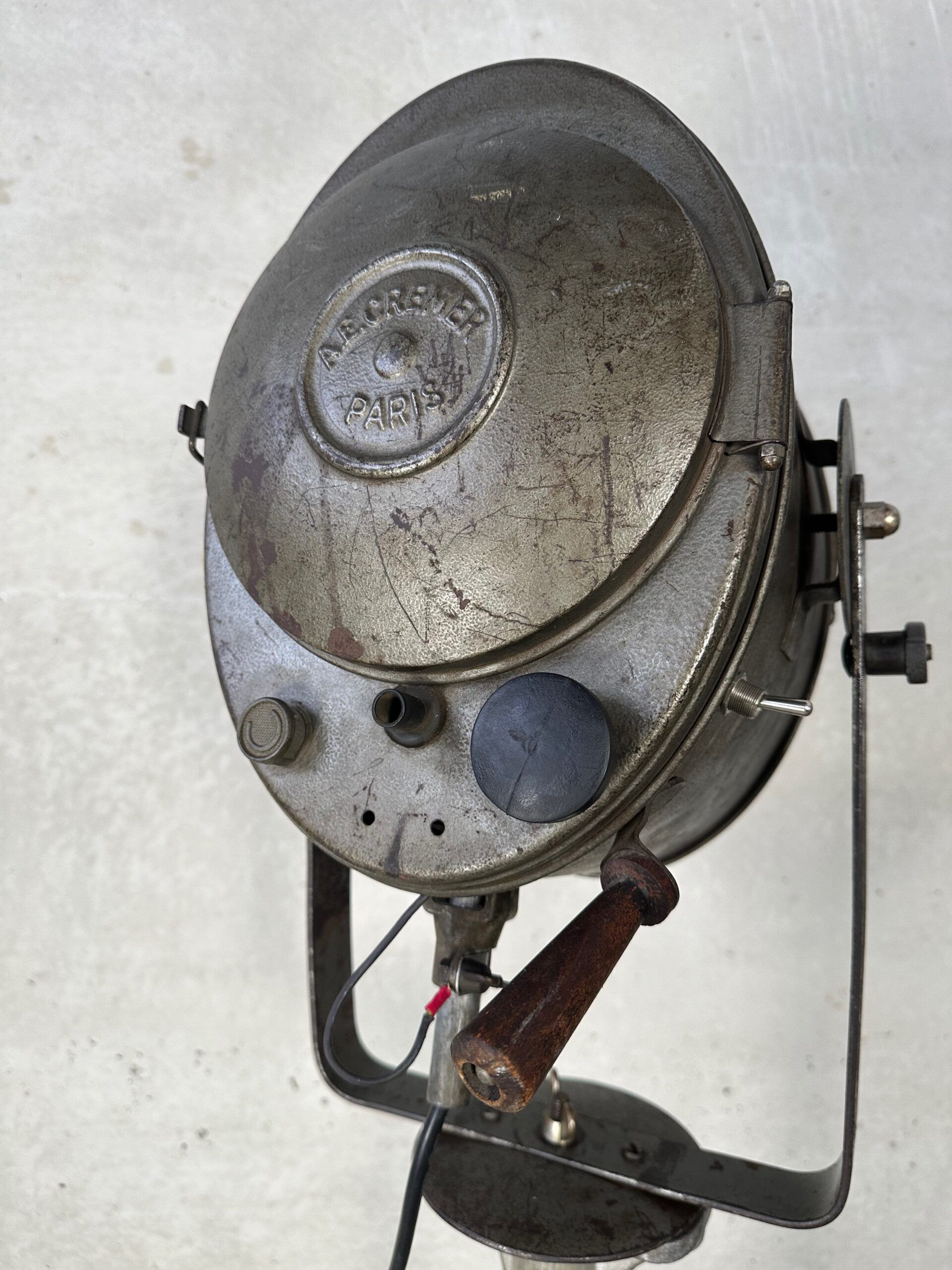 Vintage industrial theatre spotlight on tripod – Cremer