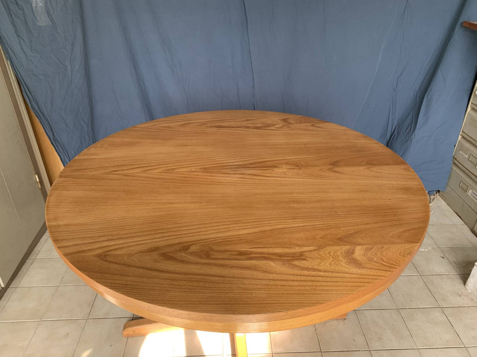Table ronde en bois avec piétement style Baumann