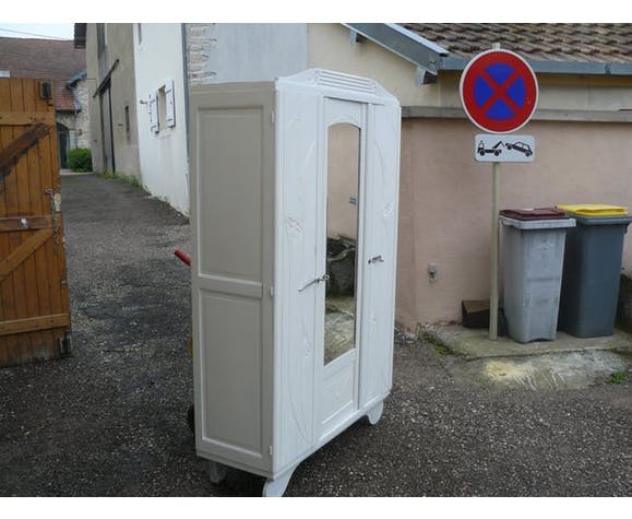 White cabinet from 1950 to 1960