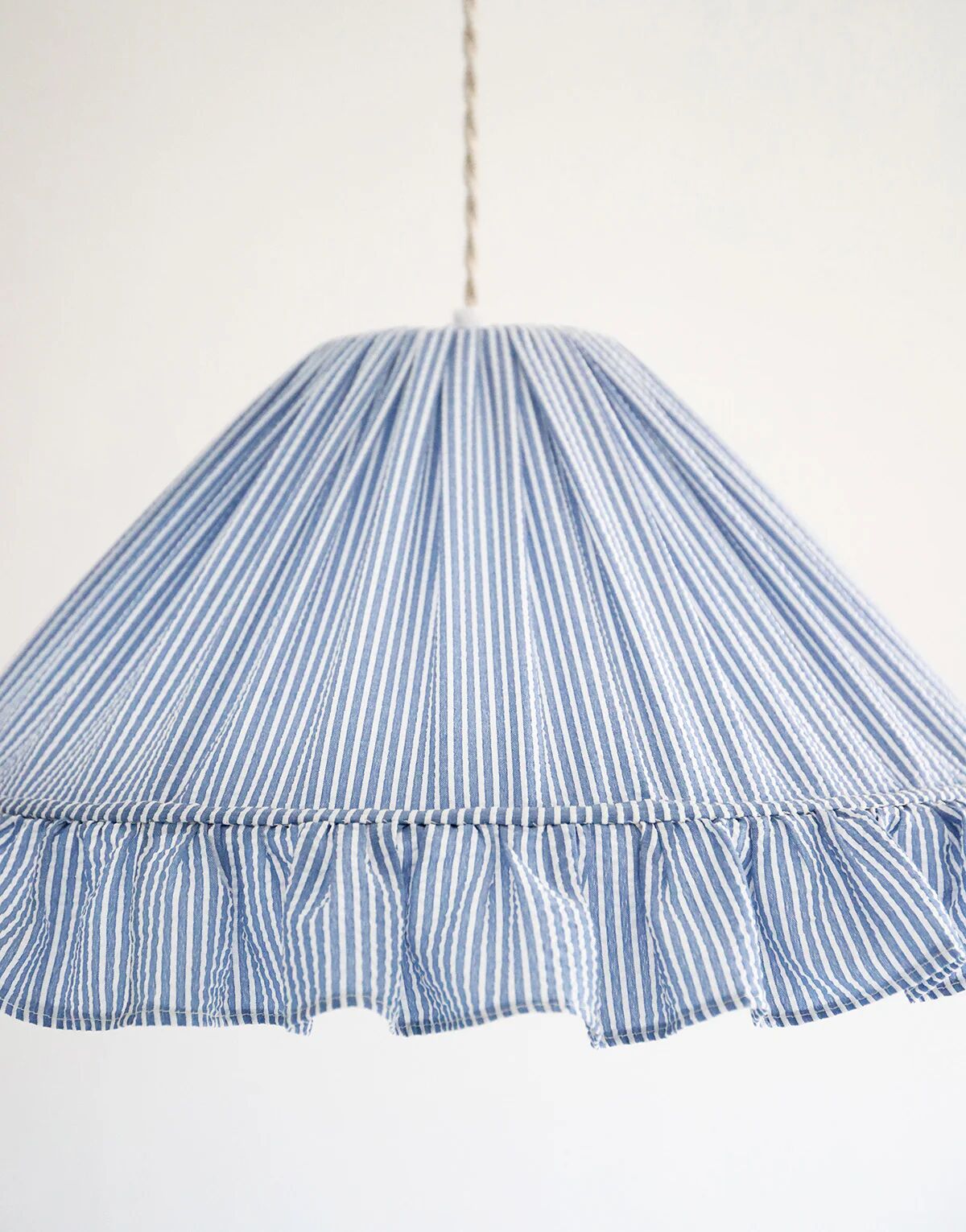 Conical suspension with fine stripes and Emilia "marina" shade.