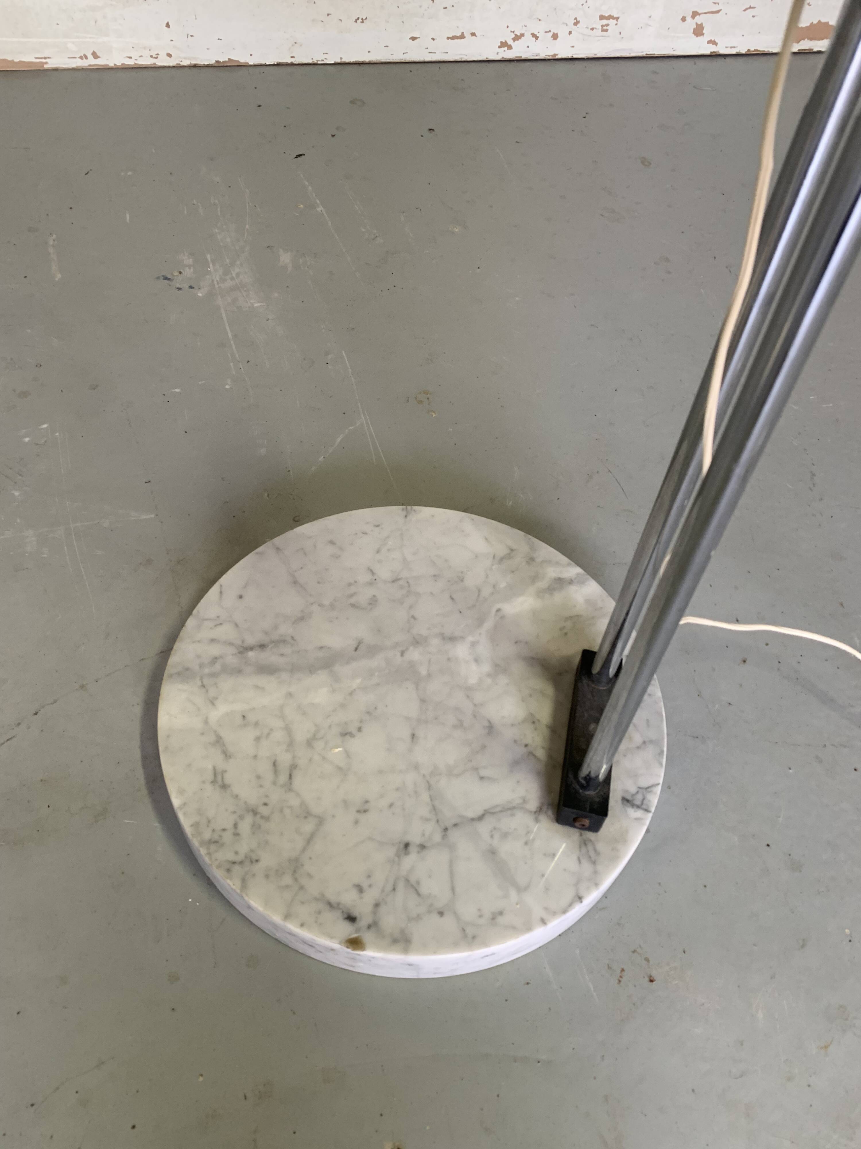 Large adjustable "Arc" lamp in marble and chrome, Italian design from the 1970s.