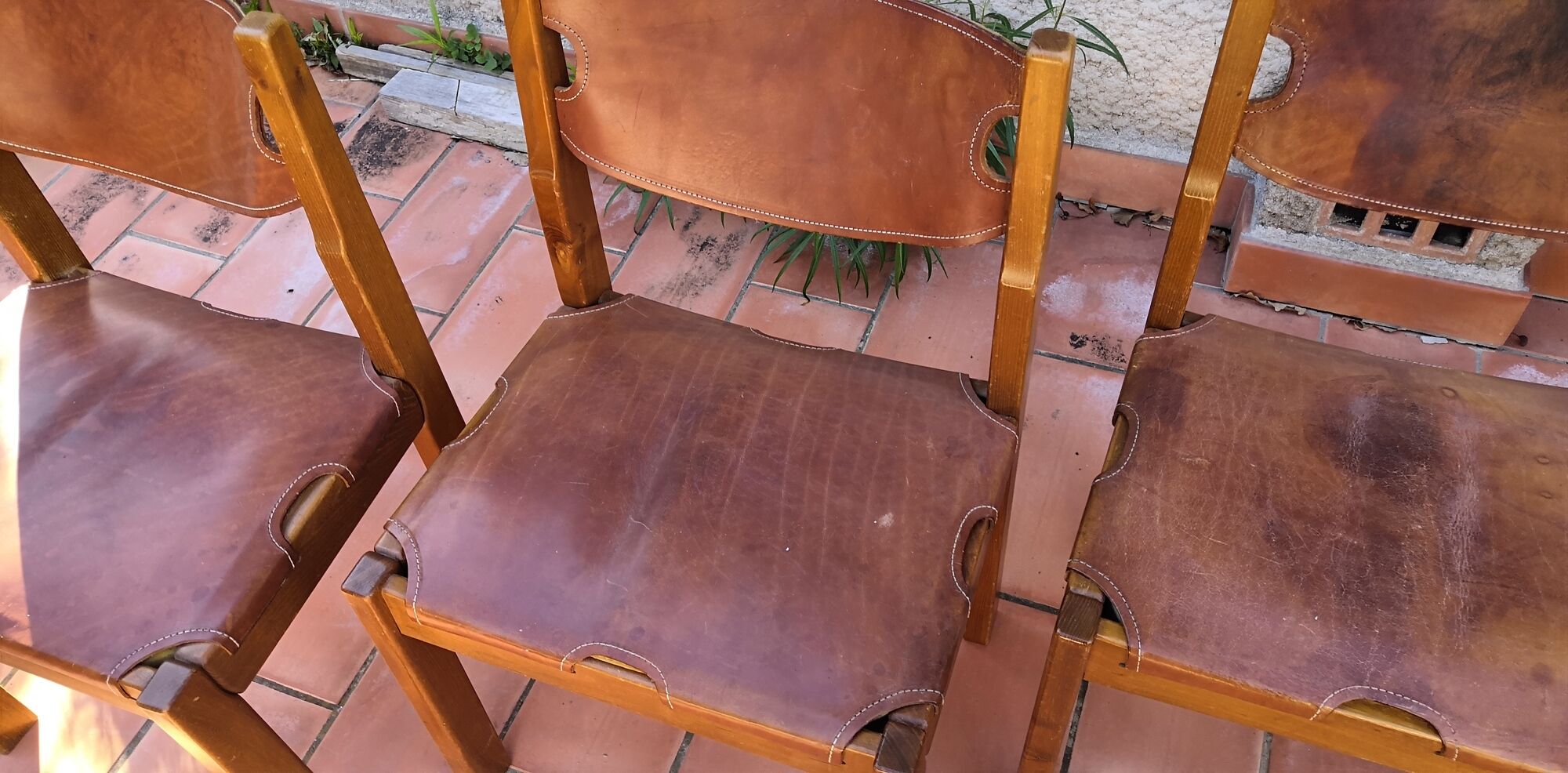 Series of 6 elm and leather chairs from the Maison Regain 60s