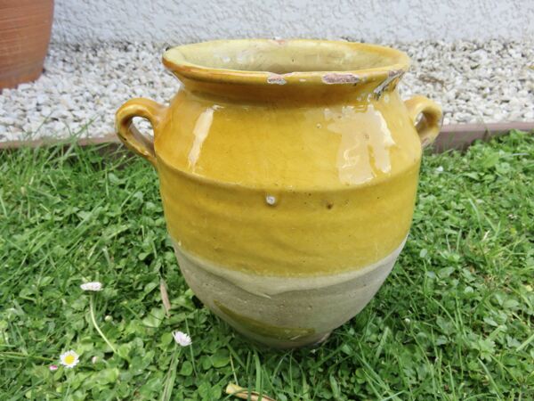 Jarre en terre cuite vernissée jaune, sud ouest de la France.