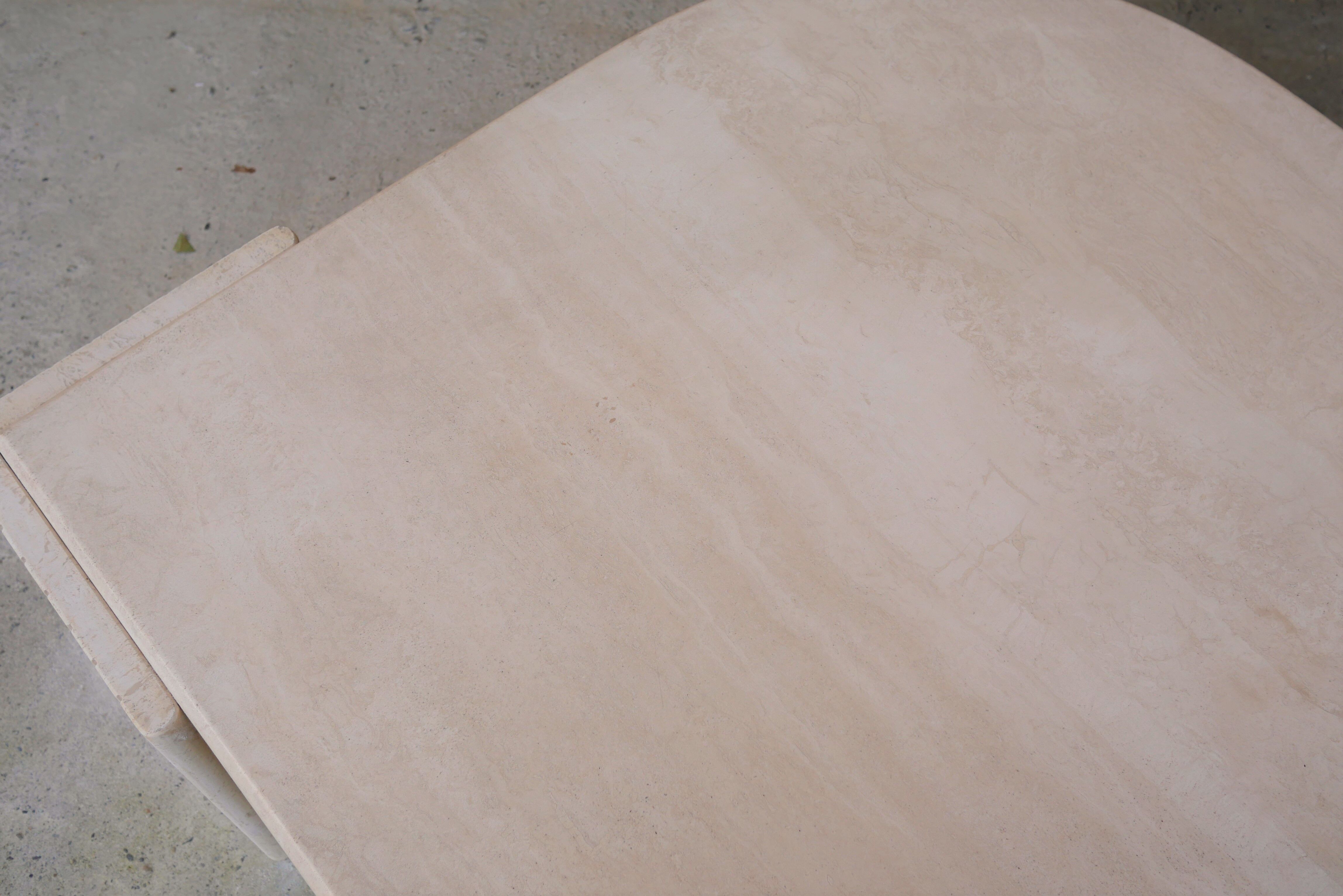 Table basse vintage en travertin par les éditions Roche Bobois