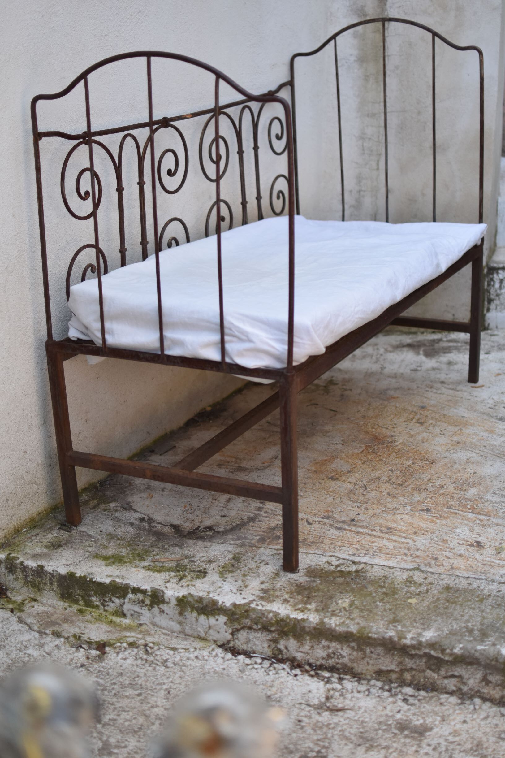 Bench bed