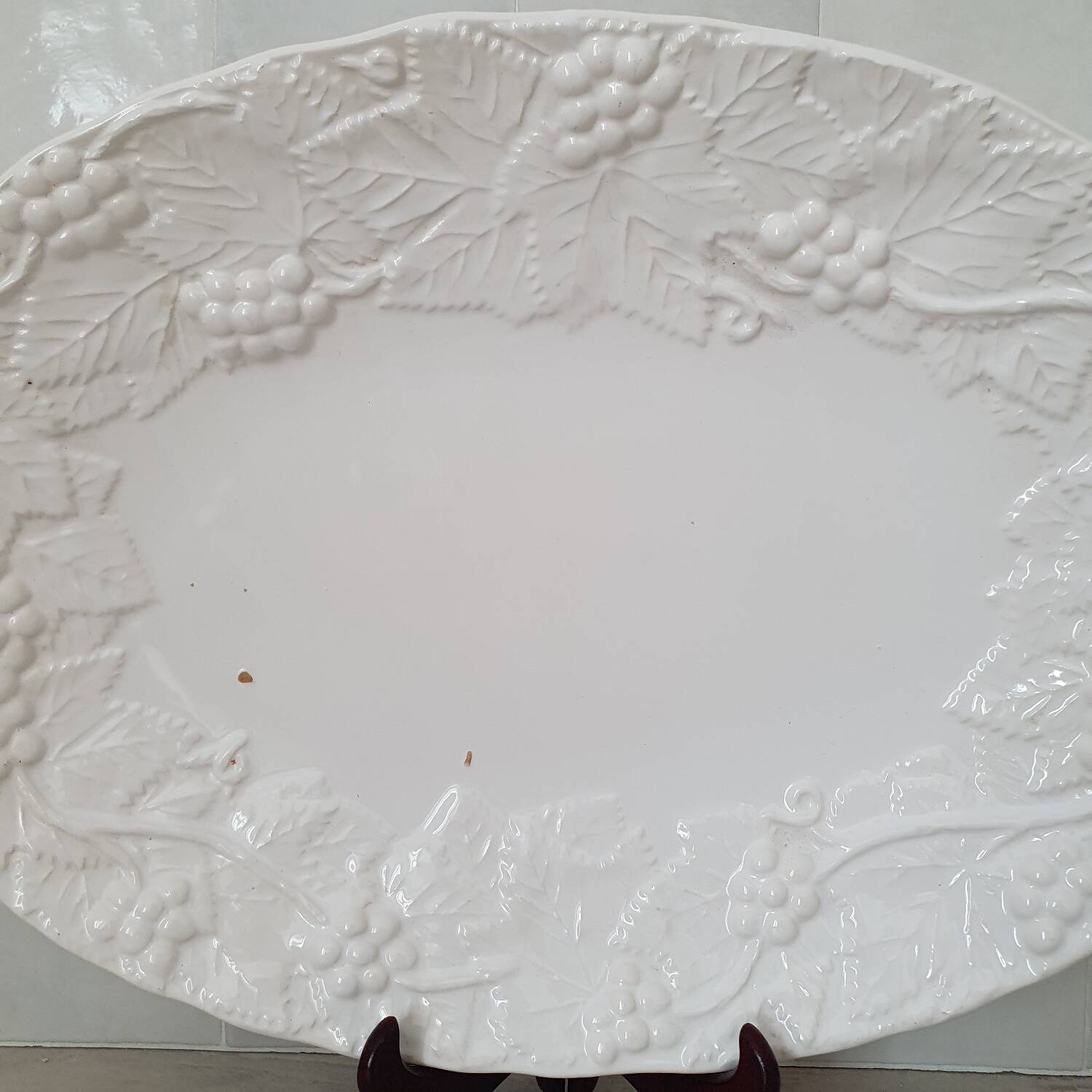 Large serving dish in white Barbotine