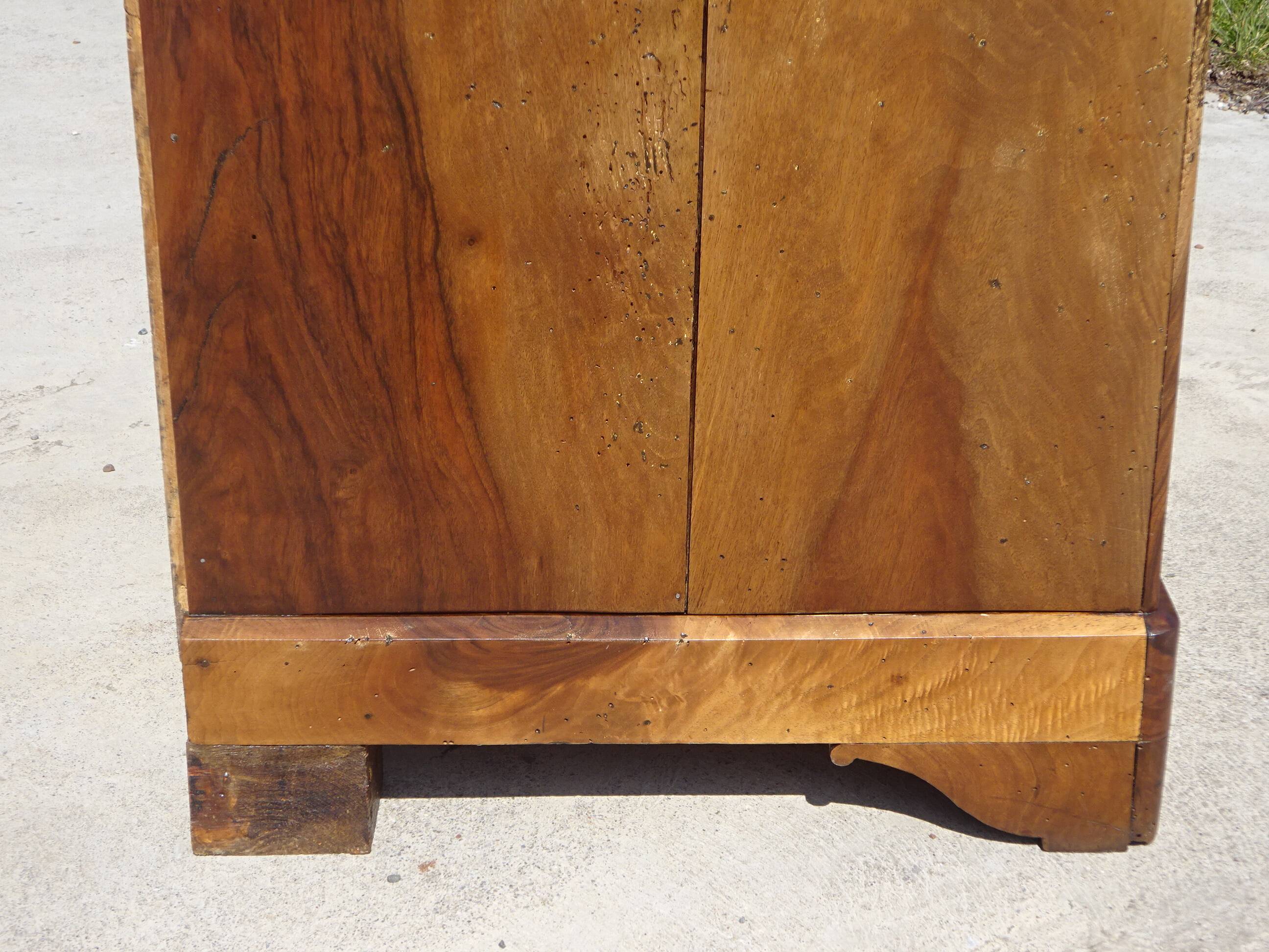Antique Louis Philippe chest of drawers made entirely of walnut.