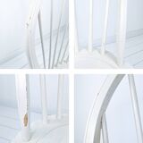 Chaise vintage en bois blanc avec dossier à barreaux, style maison de campagne