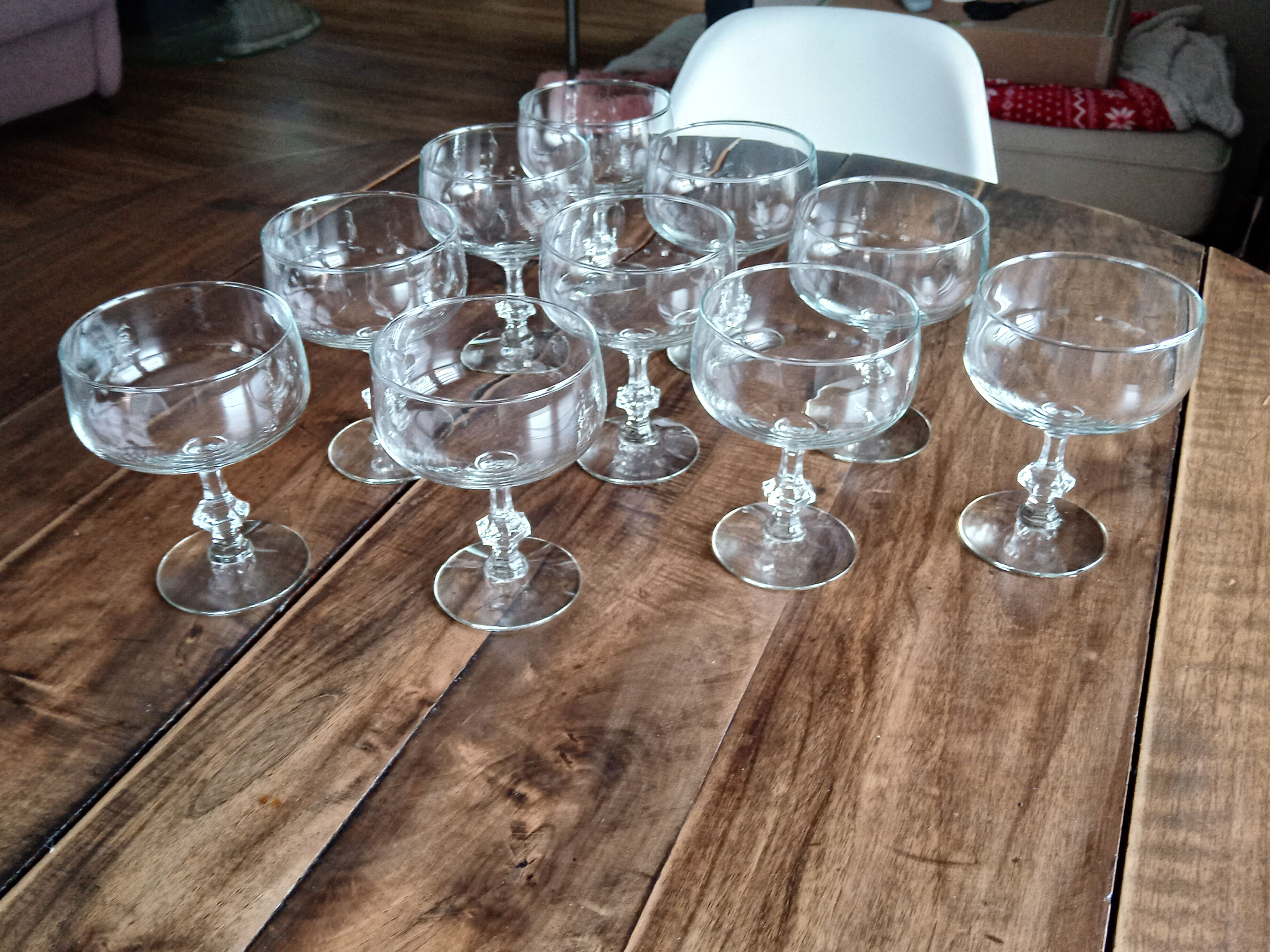 Lot de 10 coupes à champagne vintage en verre pied ciselé