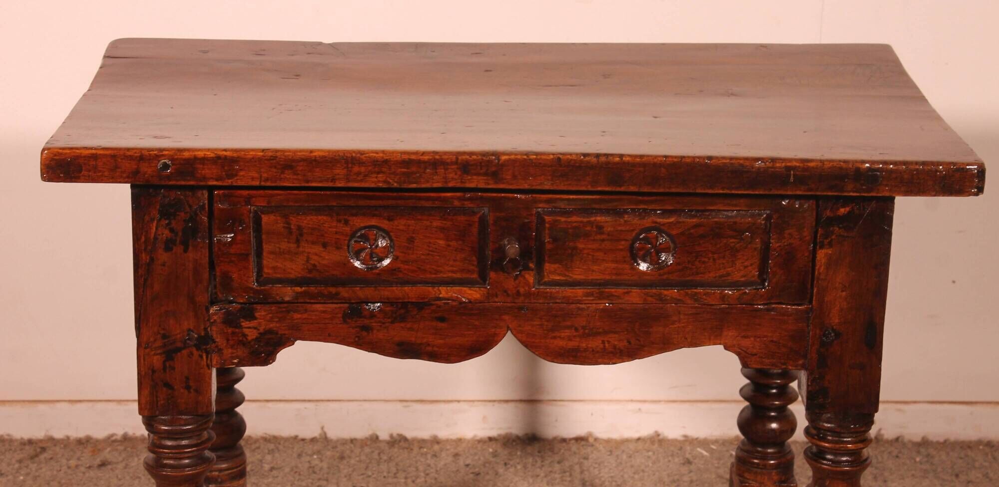 Spanish table from the 17th century in walnut.