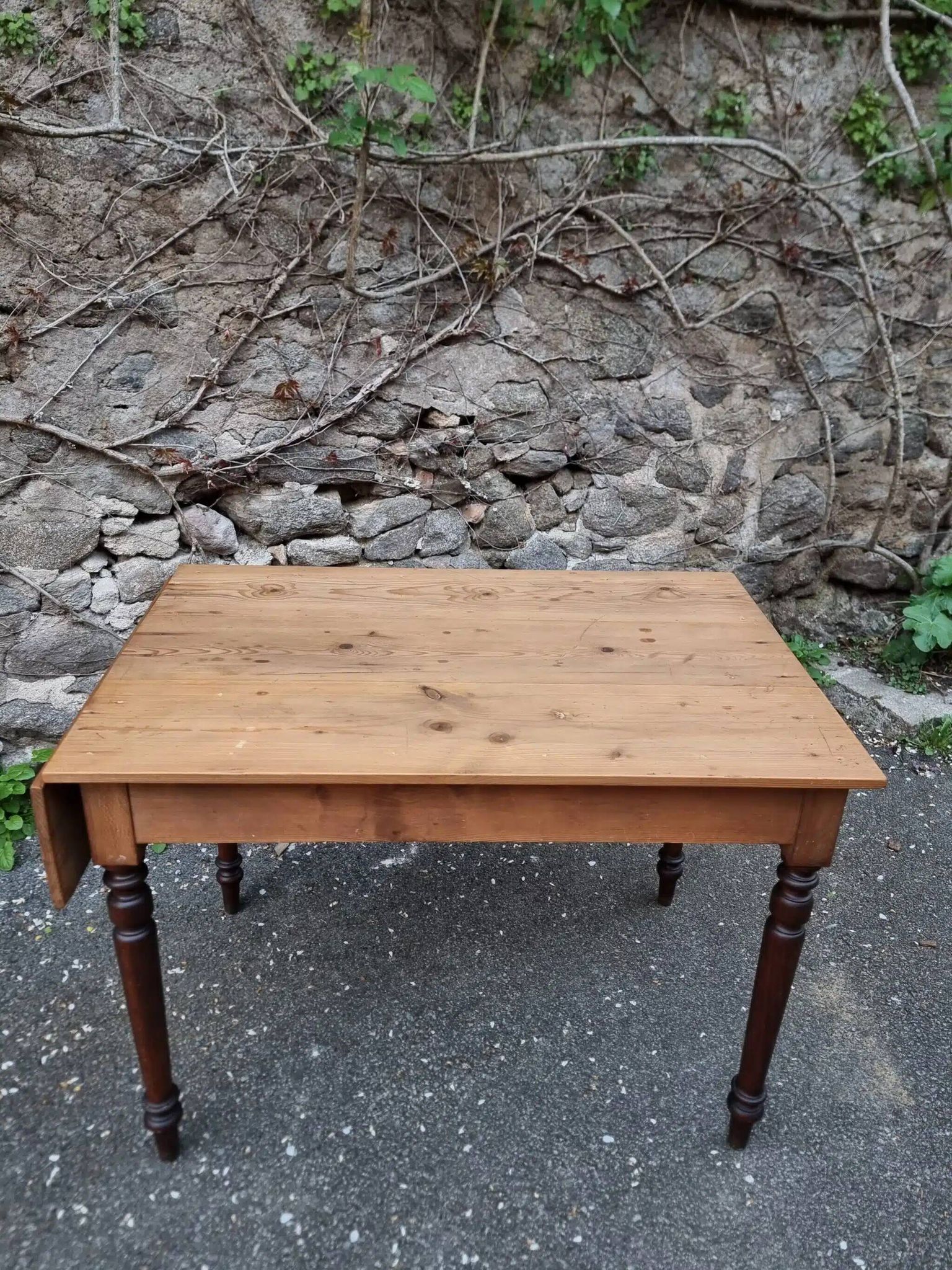 Vintage pine table with drop-leaf extension and turned beech legs, France, 1930s.