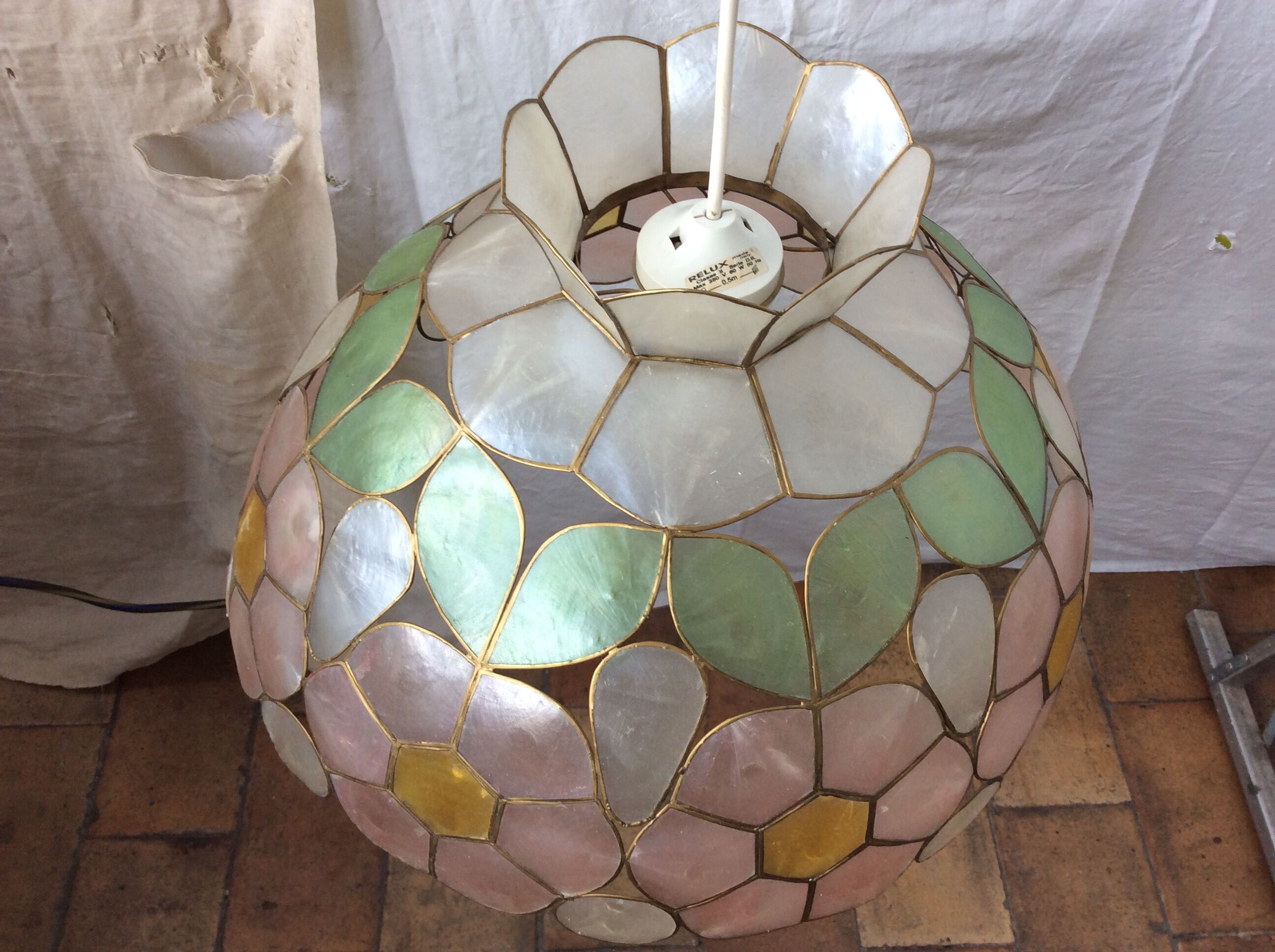 Vintage mother-of-pearl suspension