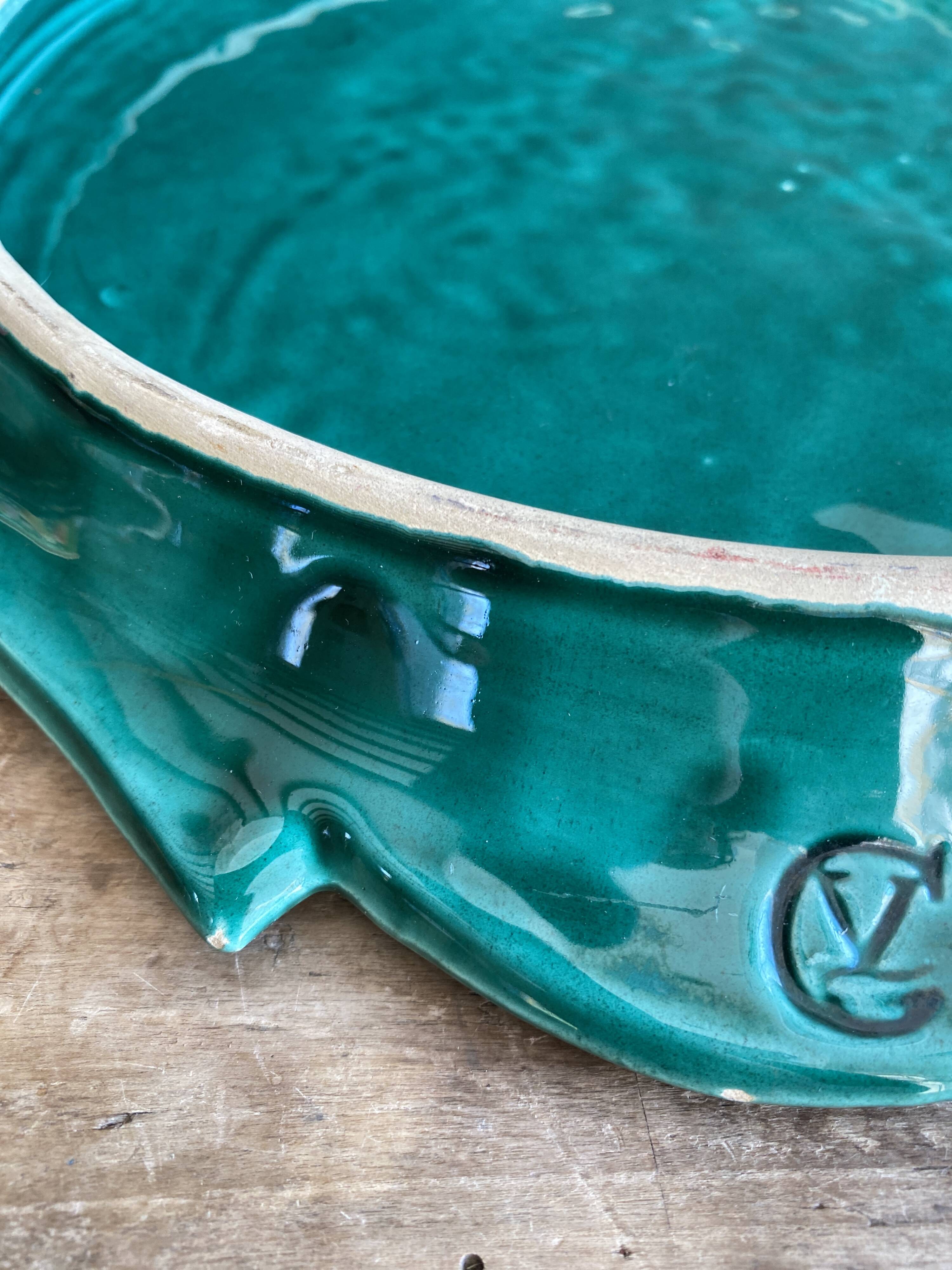 Vintage ceramic pie dish – Signed C.V. 471