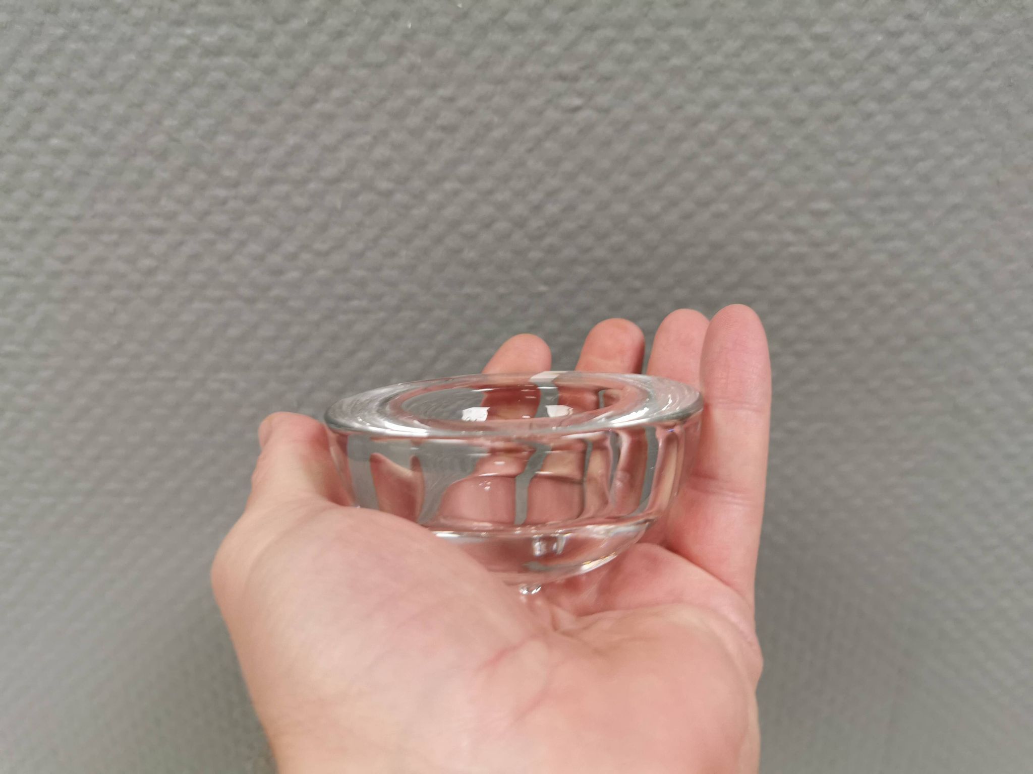 Un ensemble de bougeoirs iittala en verre transparent clair.