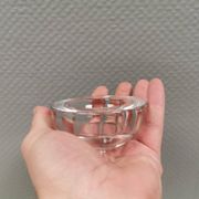 Un ensemble de bougeoirs iittala en verre transparent clair.