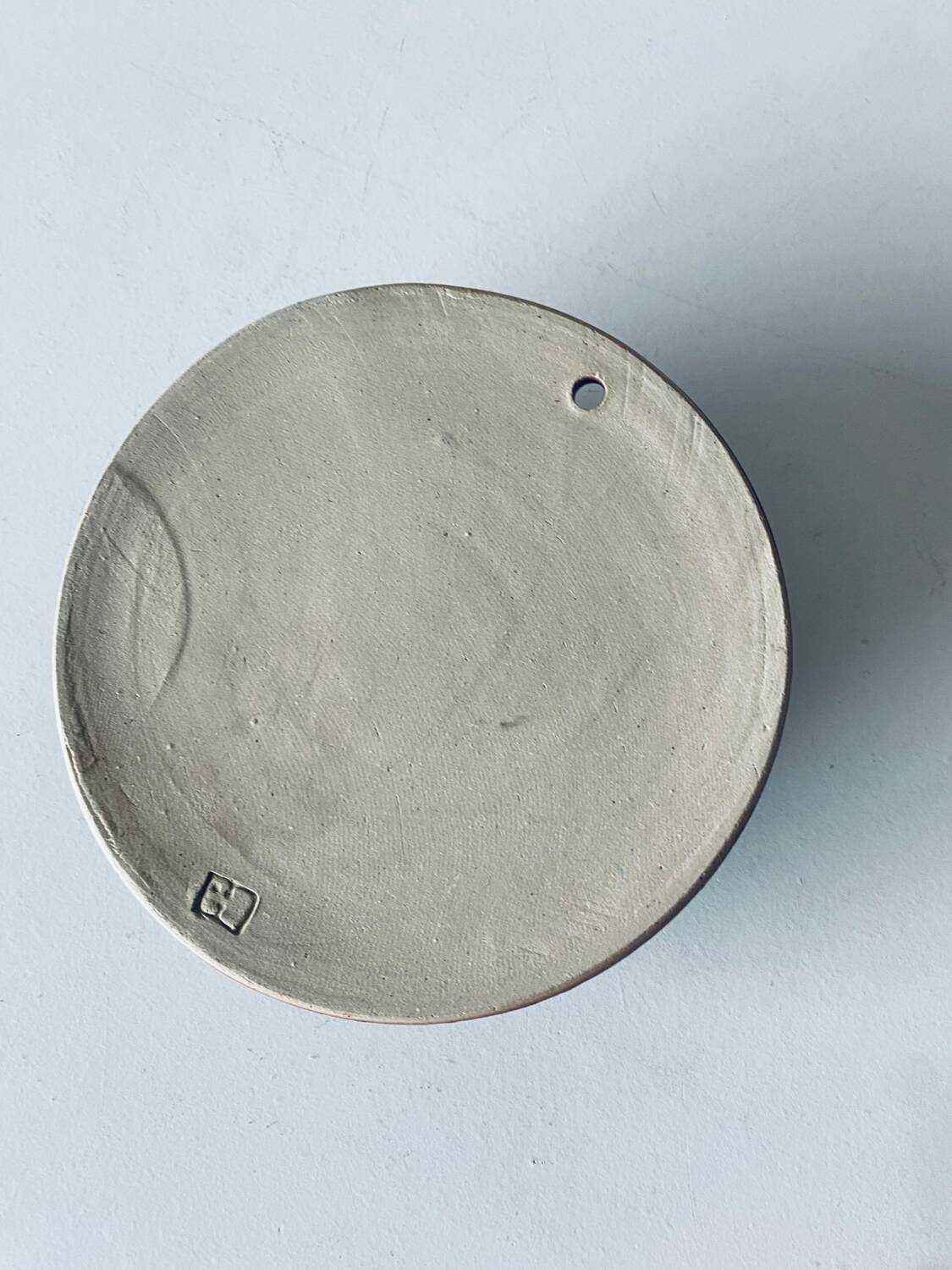 Lens-shaped wall vase