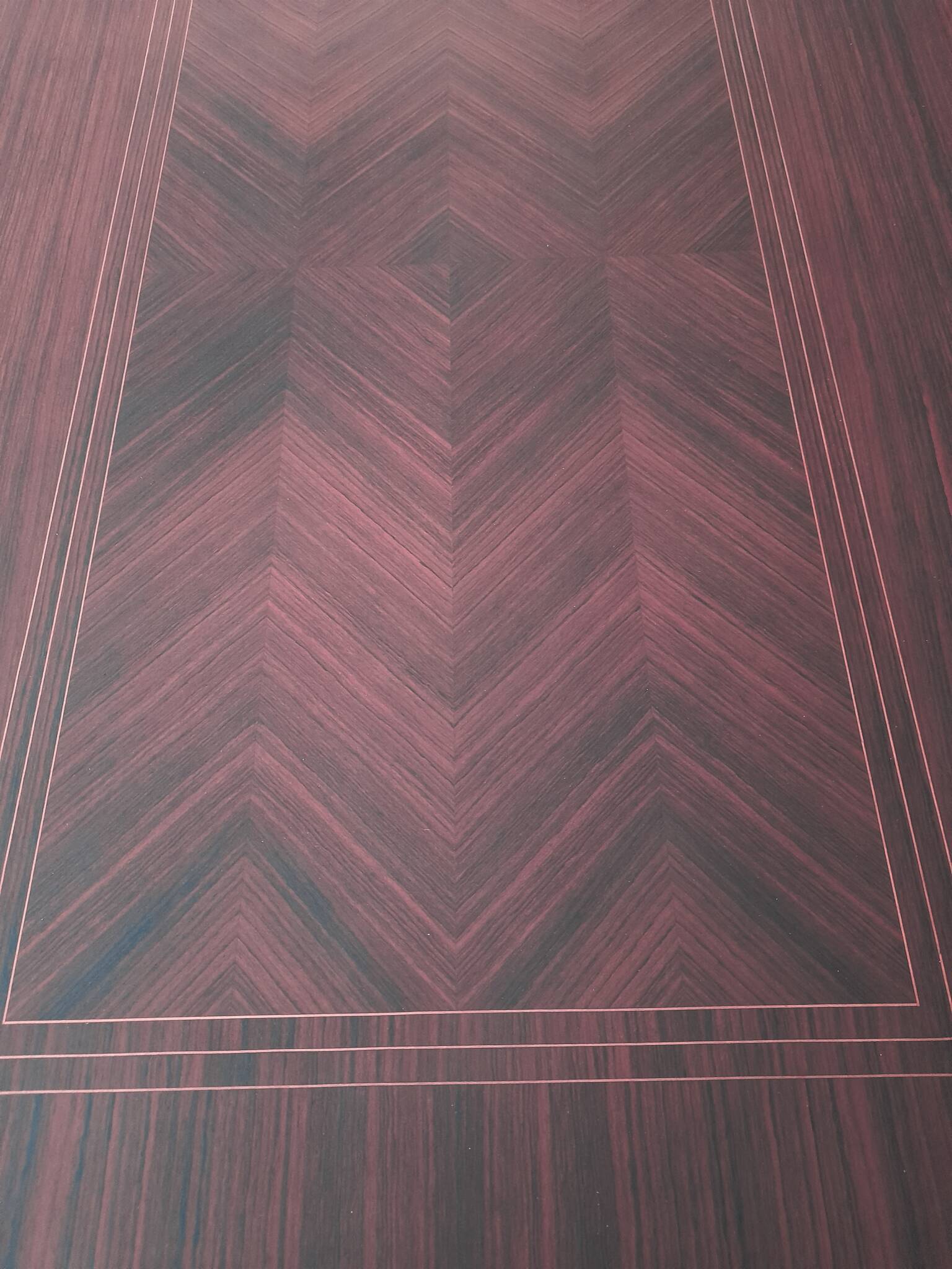 Table avec marqueterie exotique
