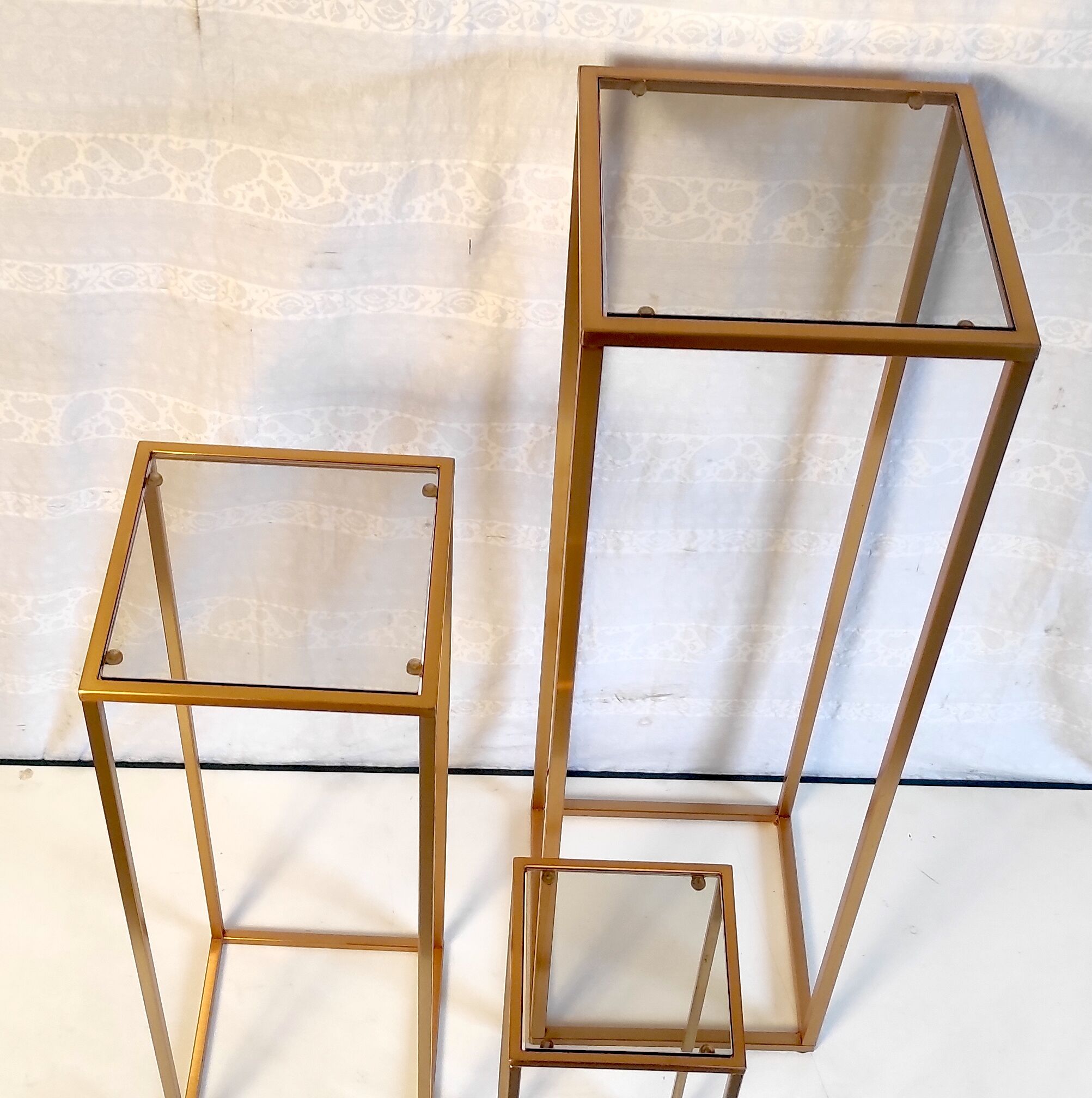 Pull-out harnesses in gilded brass and smoked glass.