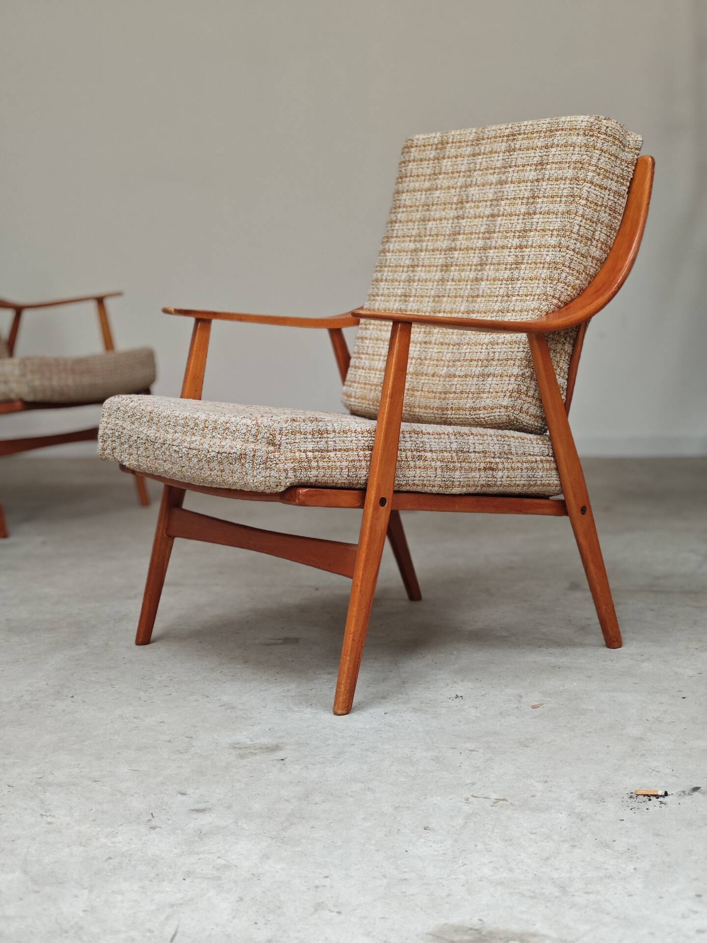 Pair of Boomerang-style armchairs in ecru beige fabric, 1960s.
