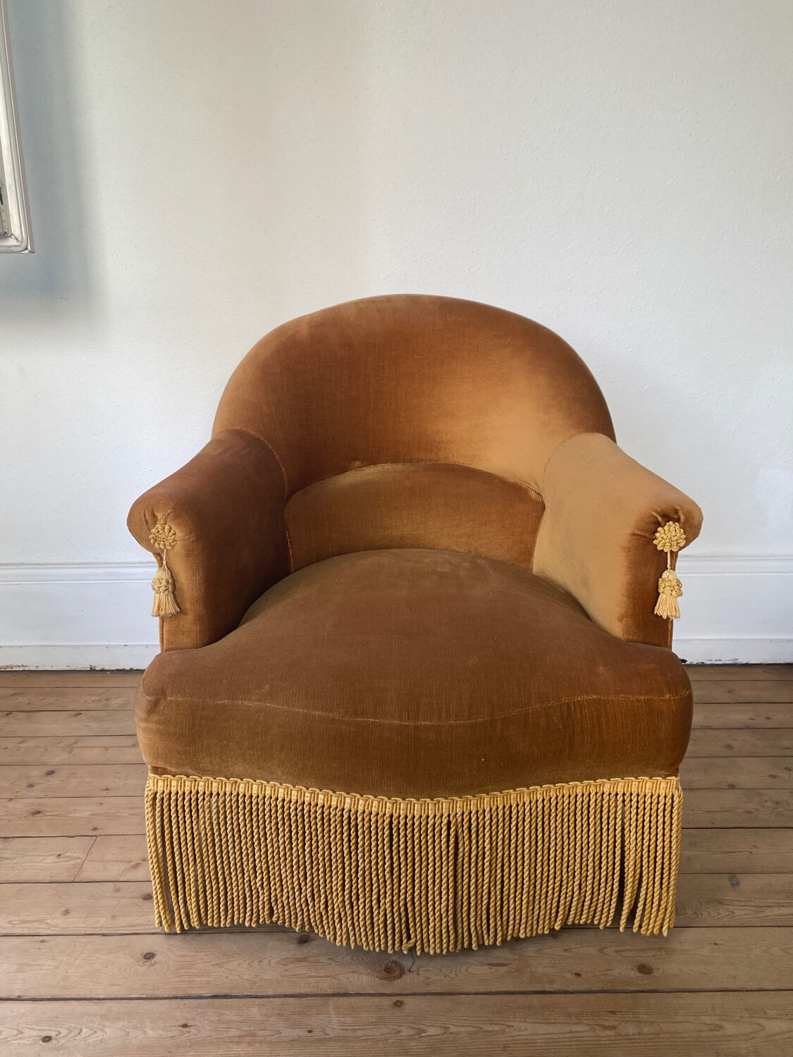 Toad armchair in golden velvet