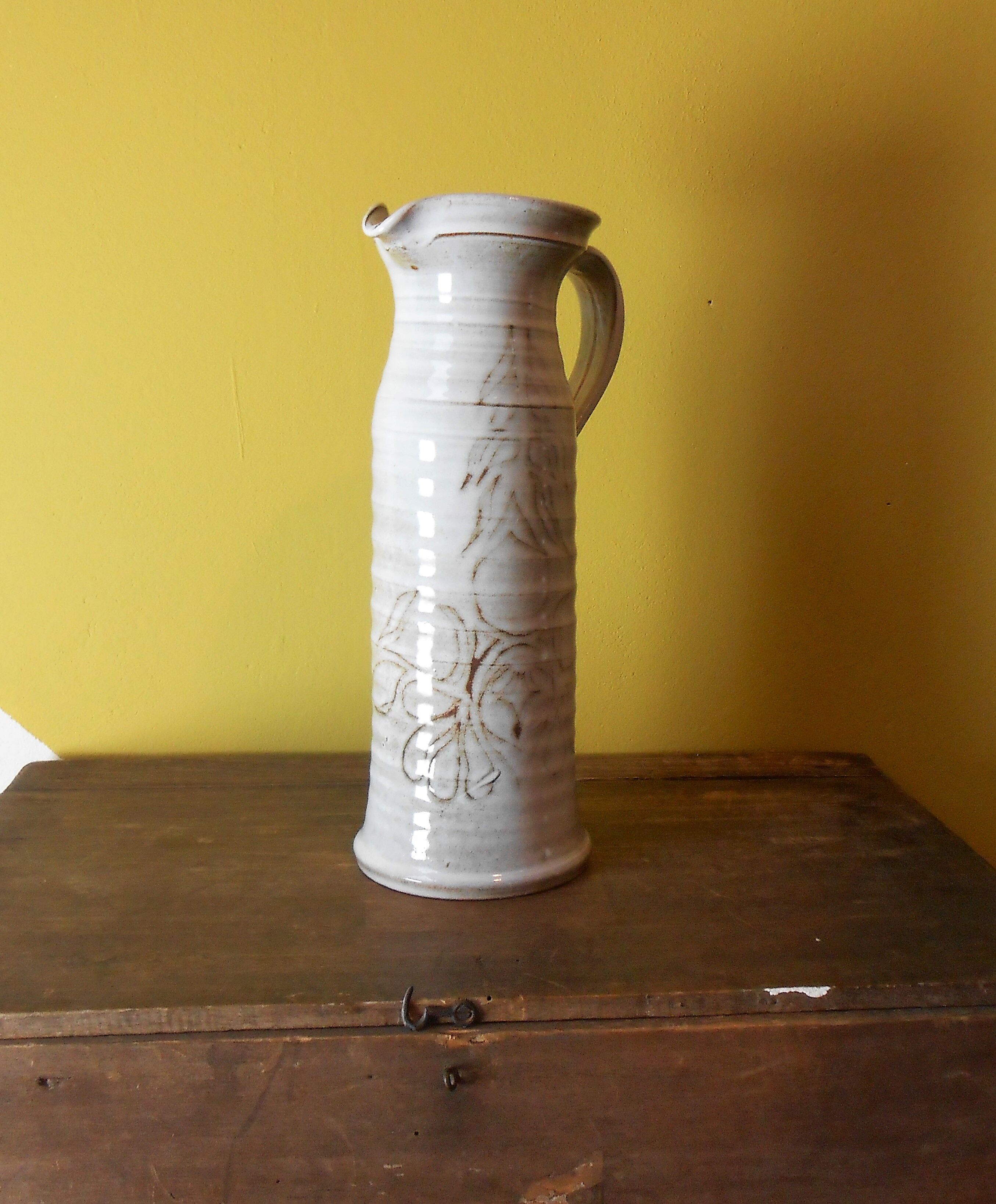 Pitcher ceramic