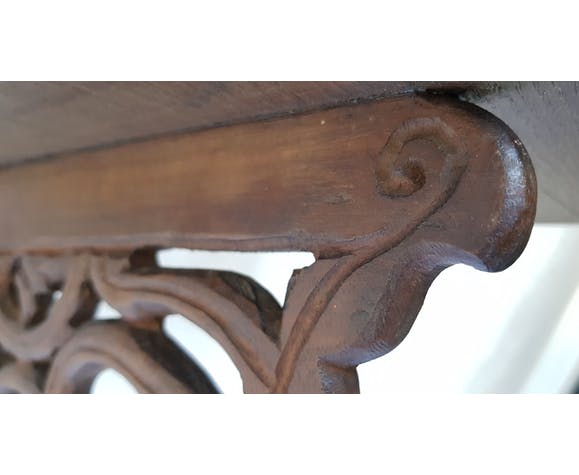 Étagère en bois sculpté