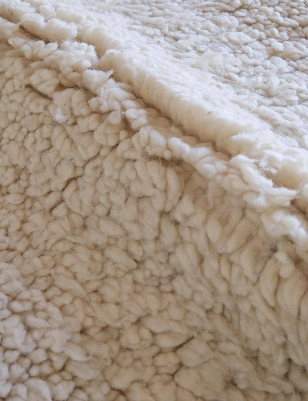 White and Pink Beni Ouarain Rug - 252 x 176 cm