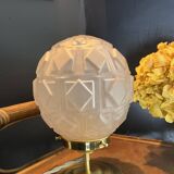 Lampe à poser globe en verre moulé et givré, formes géometriques. Circa 60