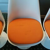 Saarinen swivel chairs by Eero Saarinen