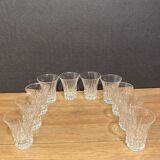 Suite de 10 verres à alcool en cristal taillé