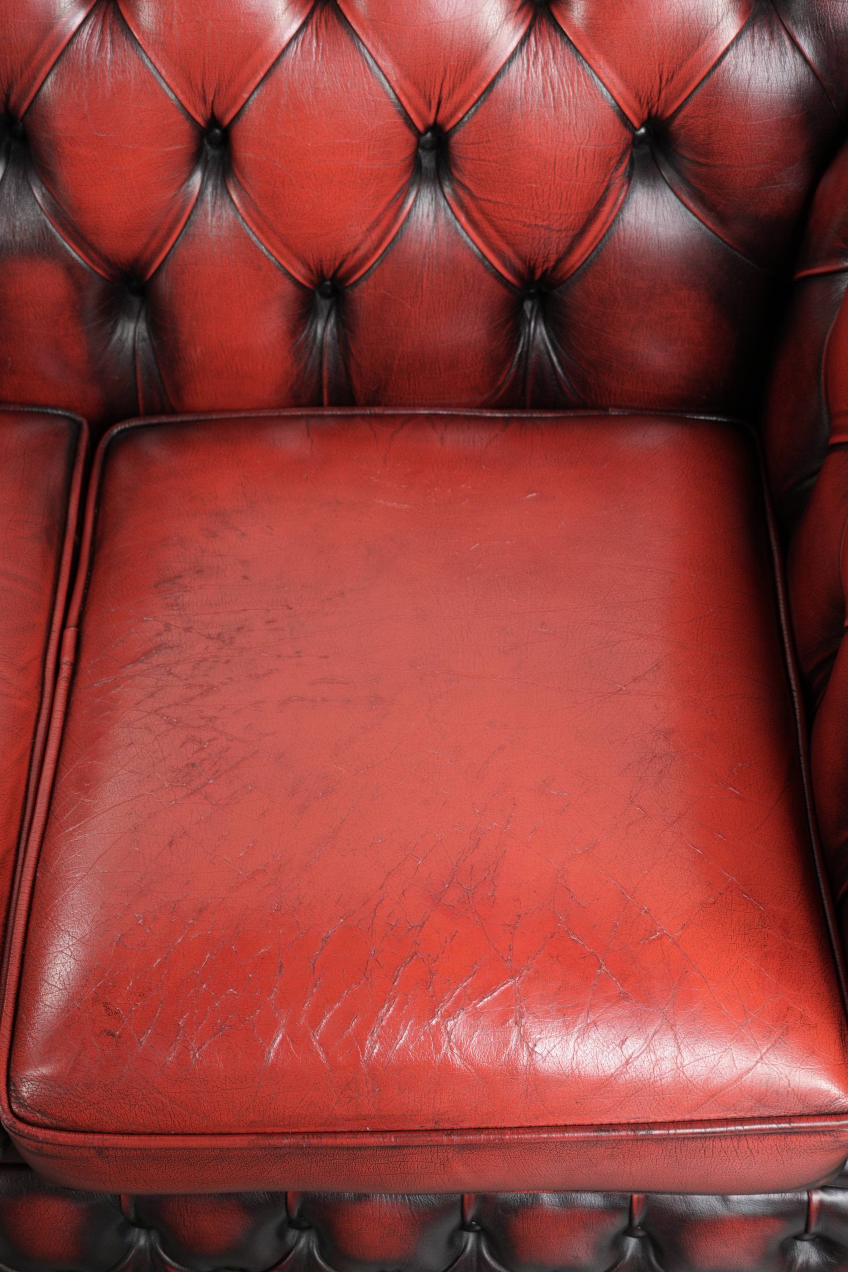 English chesterfield 2.5/3 seater sofa made of cowhide leather in red