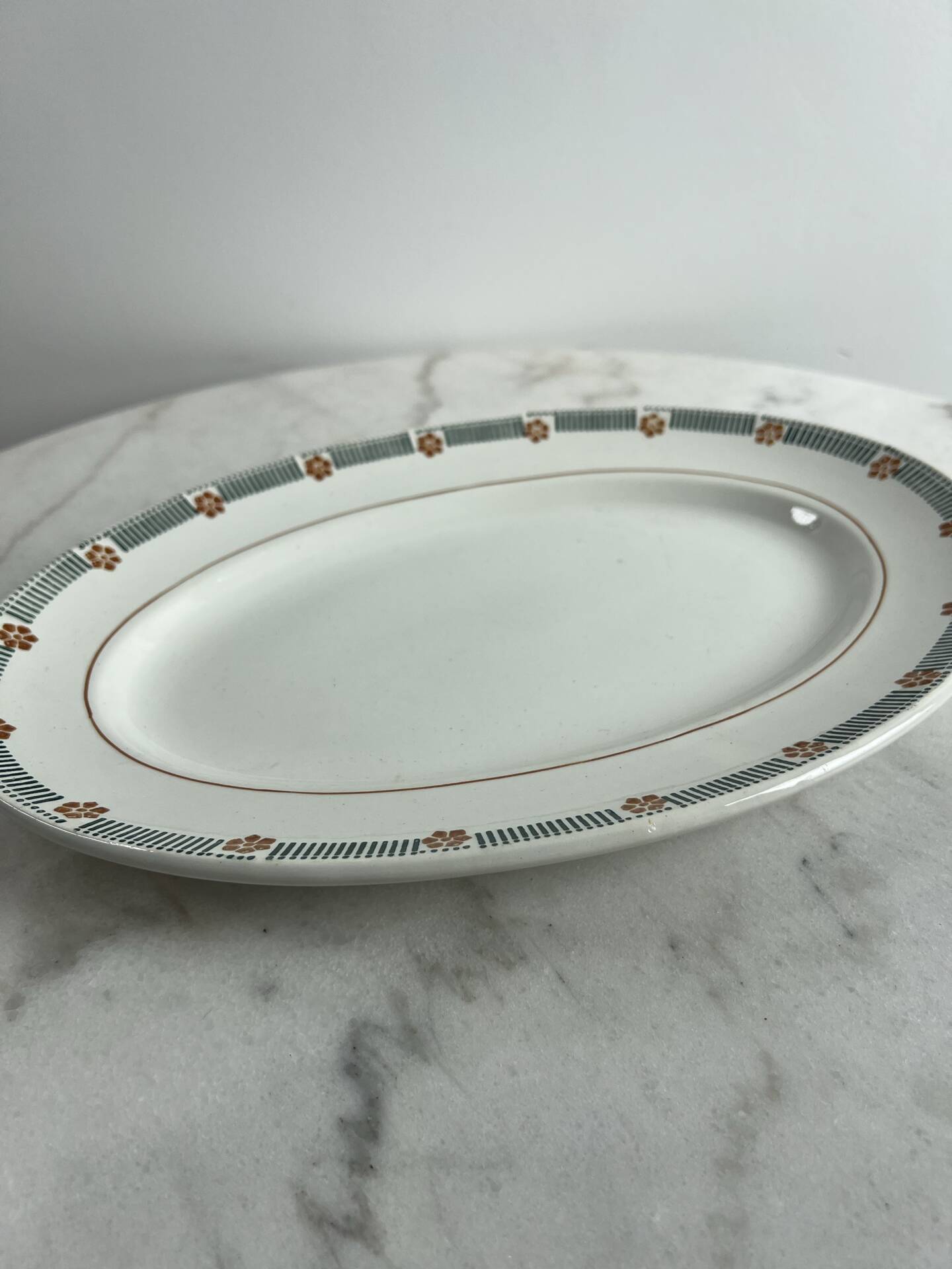 Oval presentation plate Saint Amand with bicolour floral decoration.