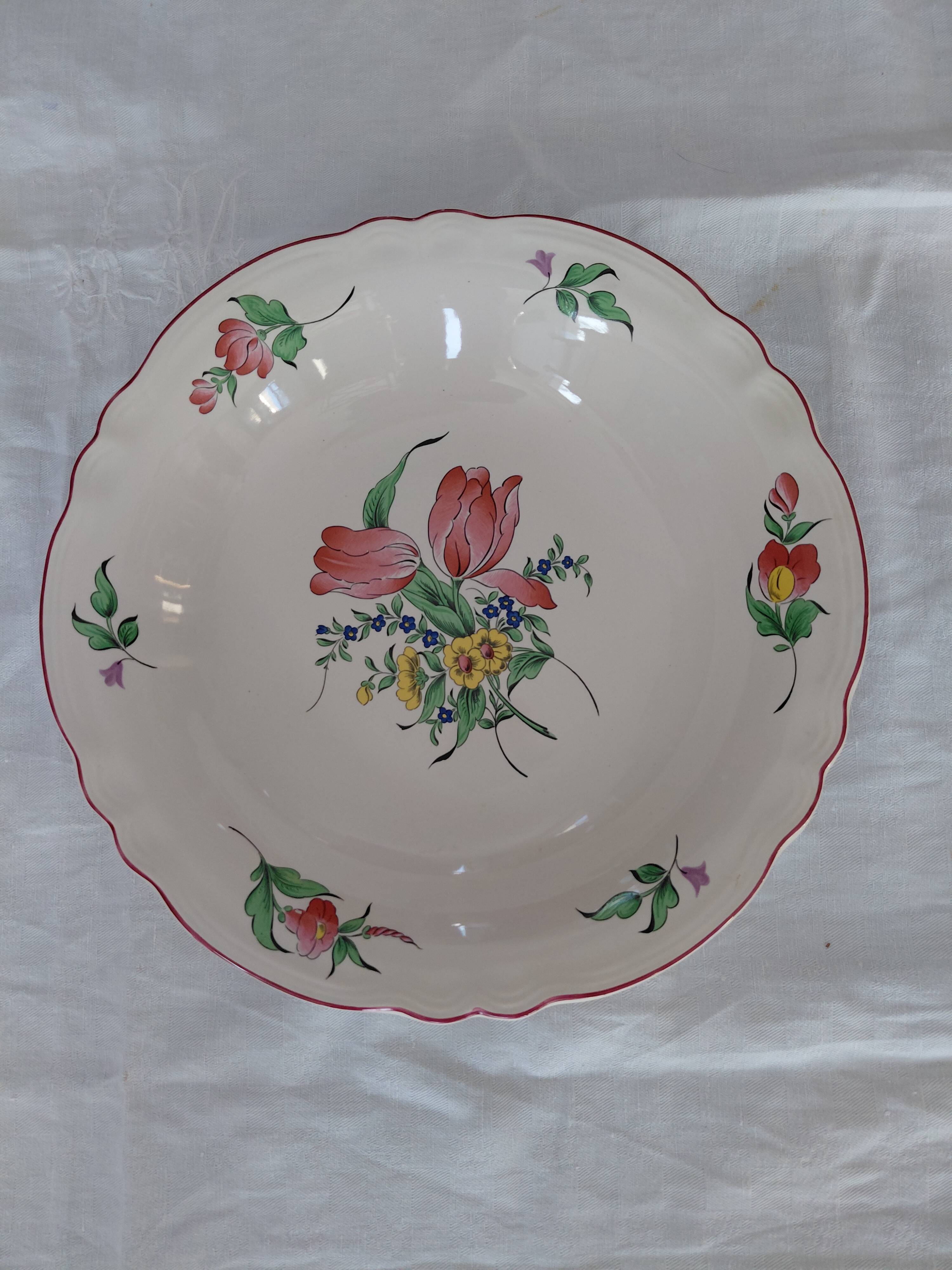 Shallow dish from Lunéville with a street lamp design.