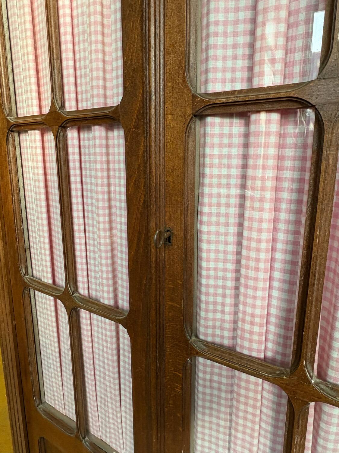 Ancienne Armoire parisienne vitrée en bois