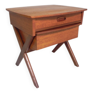 Petit chiffonnier, table