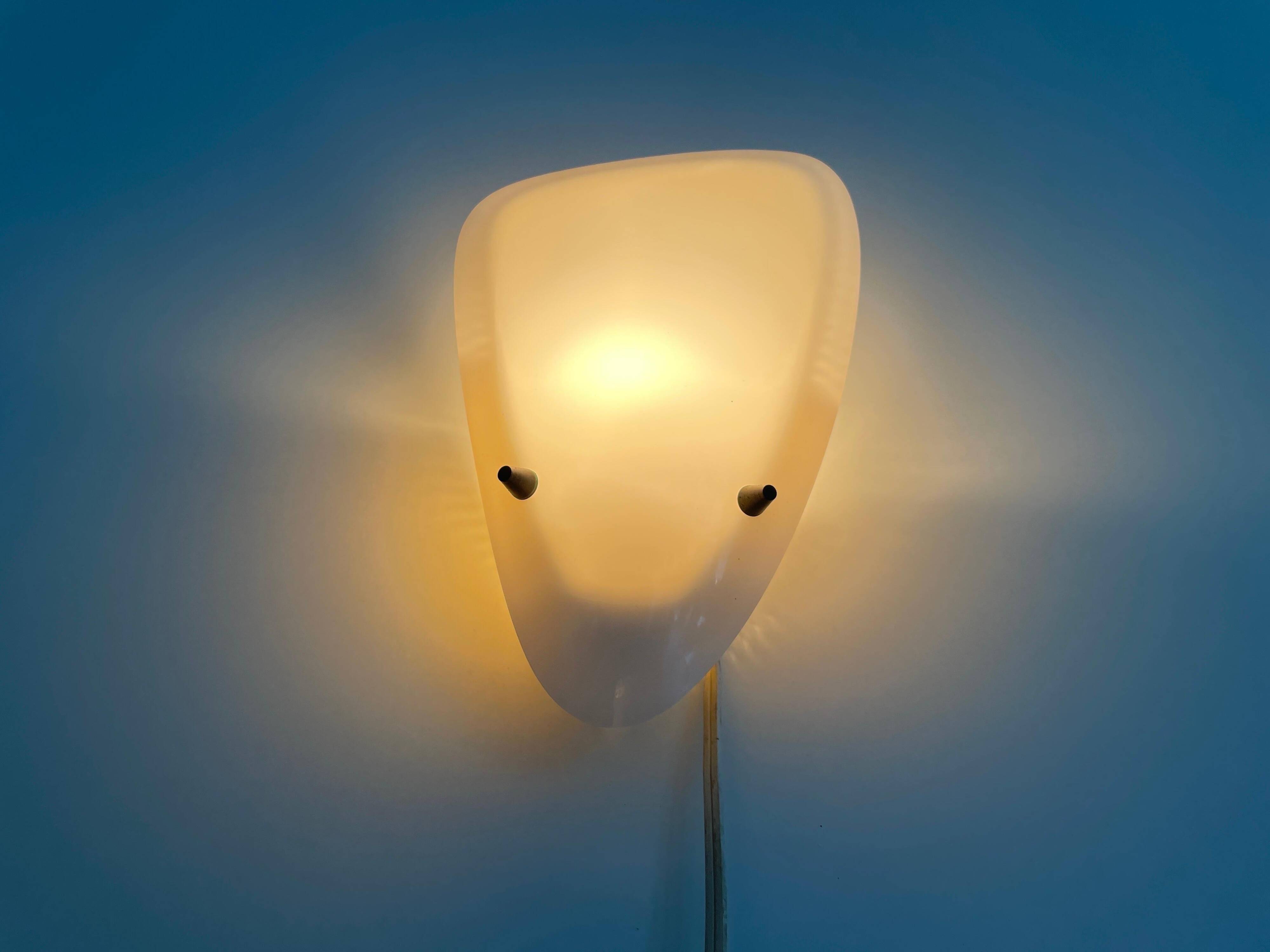 Applique simple du milieu du siècle en plexiglas blanc et métal jaune, années 1950, Allemagne