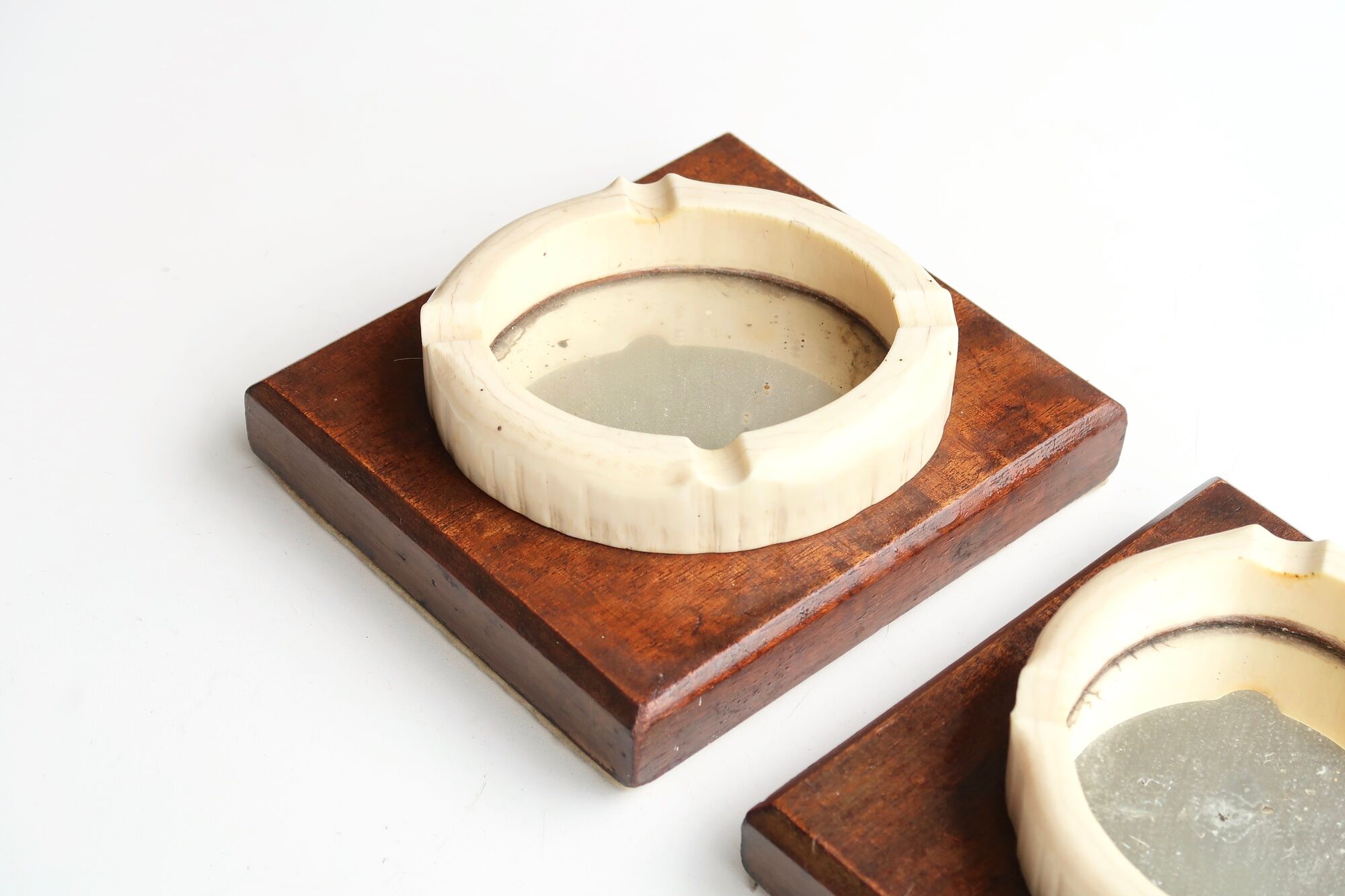 Pair of wooden and bakelite ashtrays with mirrored backs from the 1930s