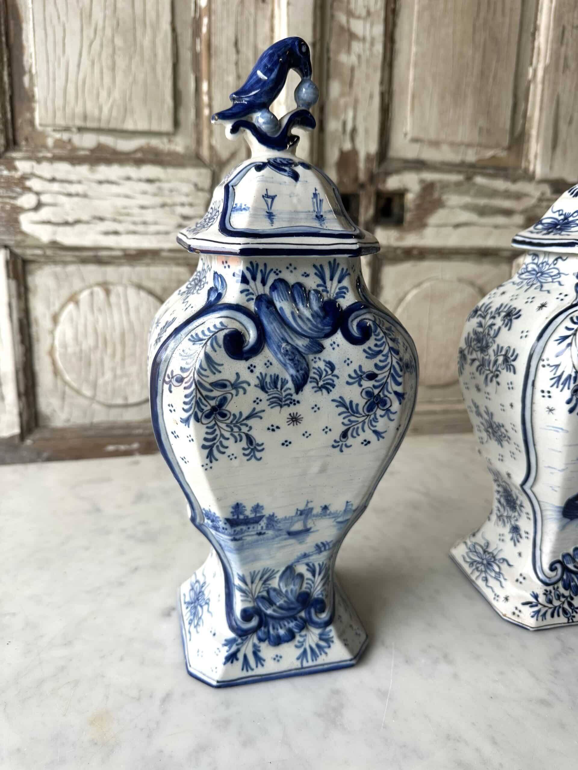 Paire de potiches en faïence dans le style de Delft, XXe siècle