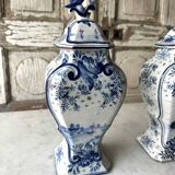 Paire de potiches en faïence dans le style de Delft, XXe siècle