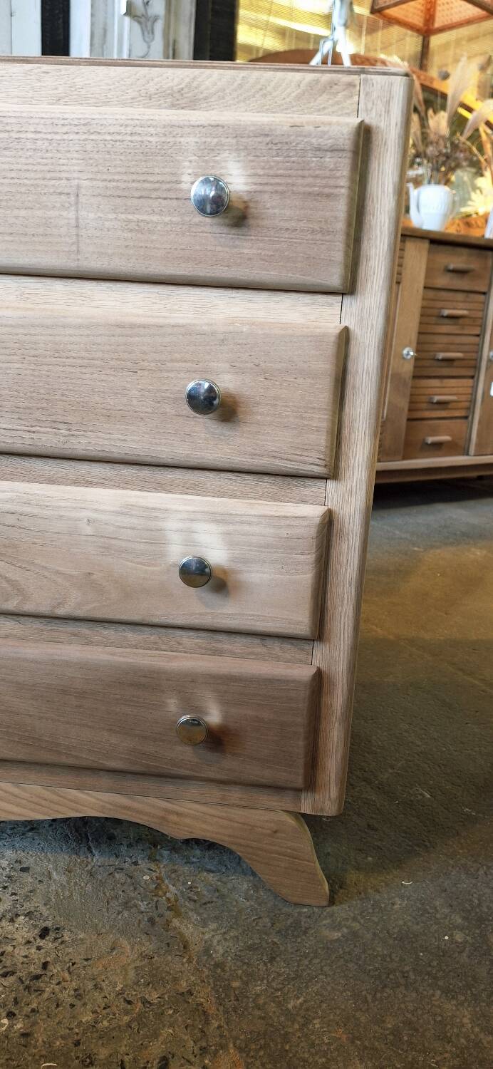 Oak chest of drawers