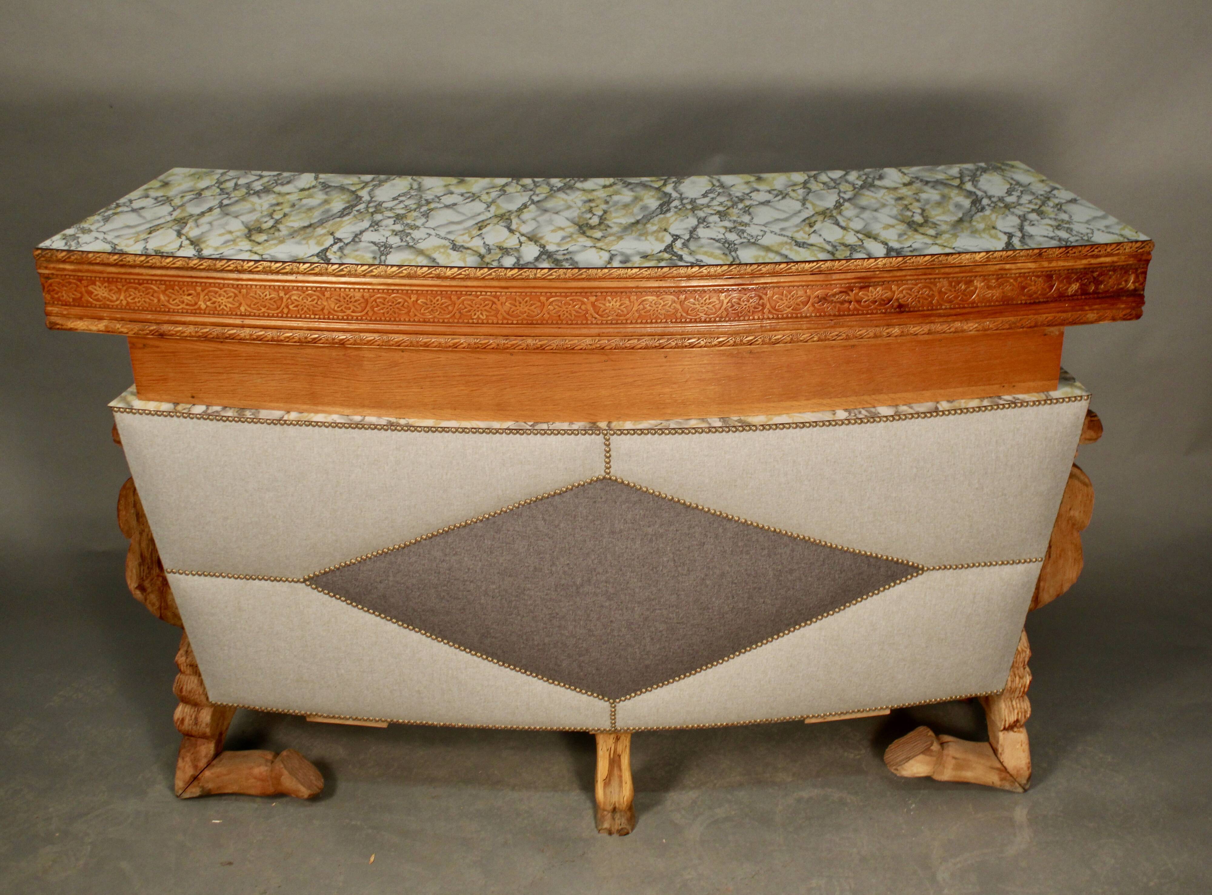 Modern bar at decor de camels